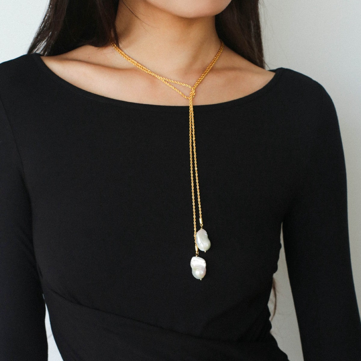 Model wearing long baroque pearl lariat necklace gold version 18K gold plated twisted rope chain versatile wrap style

