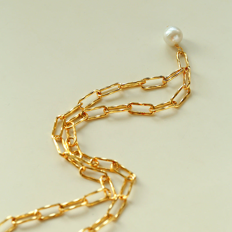  Close-up detail of paperclip chain link texture 18K gold plated brass baroque pearl pendant necklace

