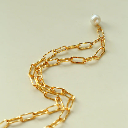  Close-up detail of paperclip chain link texture 18K gold plated brass baroque pearl pendant necklace

