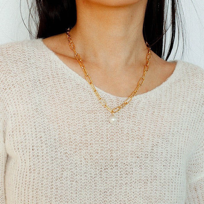  Model wearing 18K gold plated paperclip chain necklace with freshwater baroque pearl pendant minimalist chunky link choker

